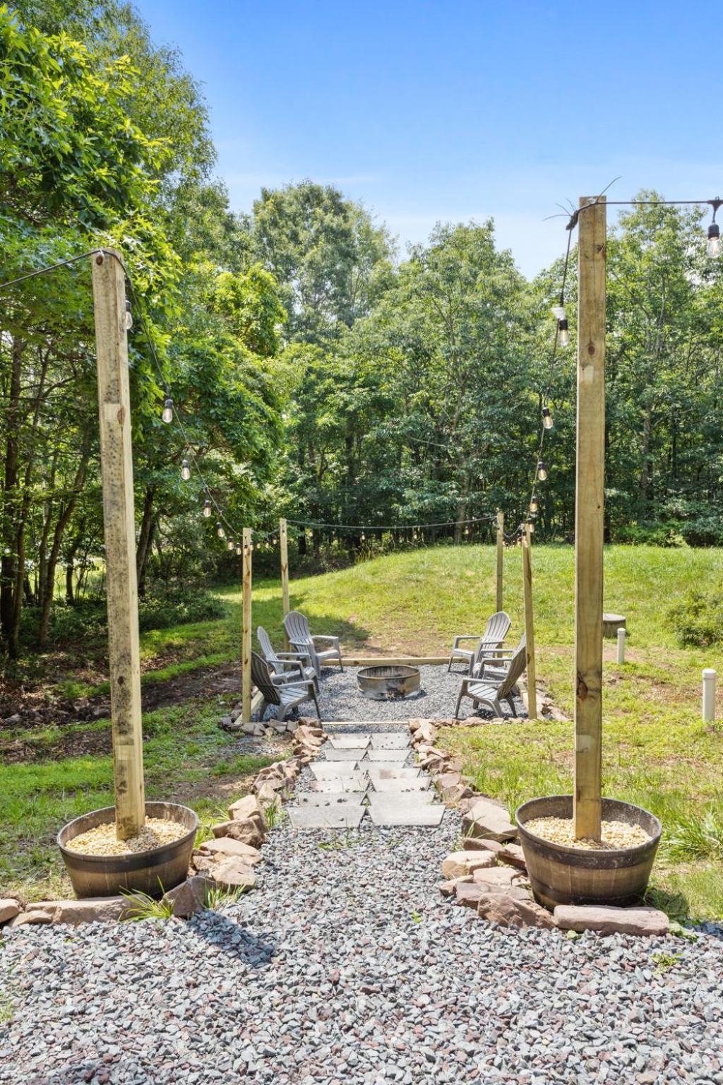 Holiday home Rustic Retreat - Fire-pit Hot-tub And