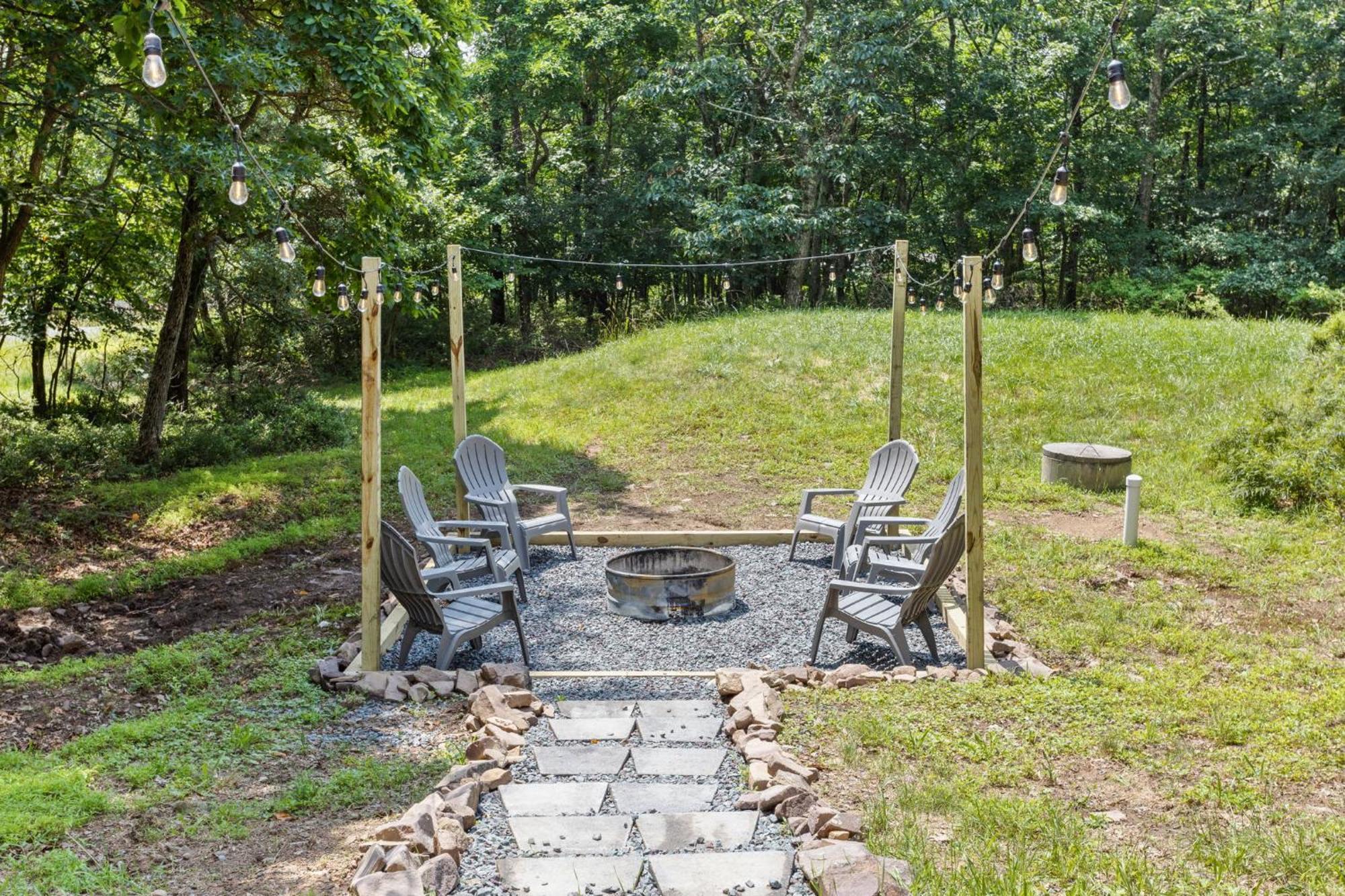 Rustic Retreat - Fire-pit Hot-tub And Holiday home *