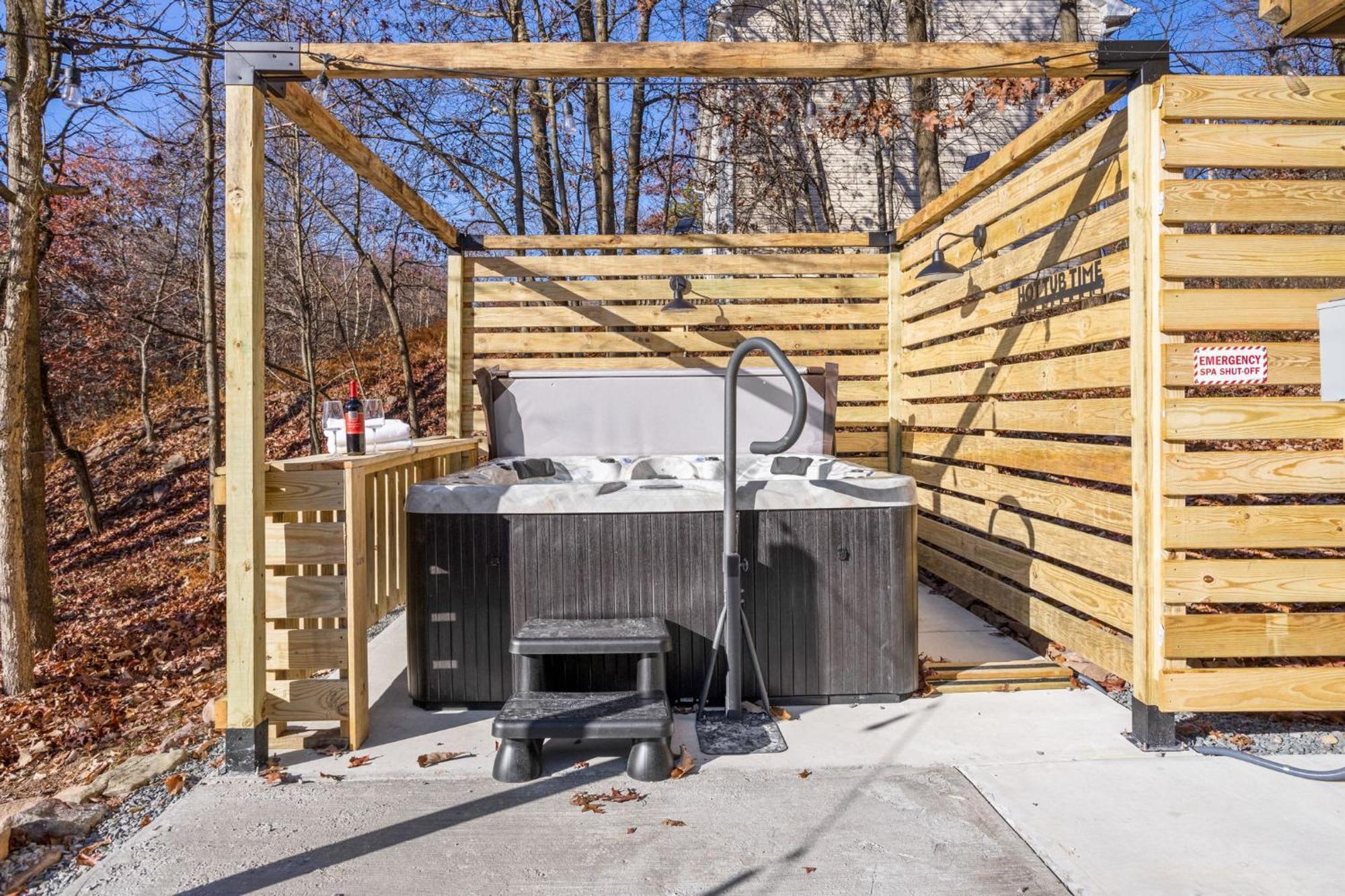 Holiday home Rustic Retreat - Fire-pit Hot-tub And