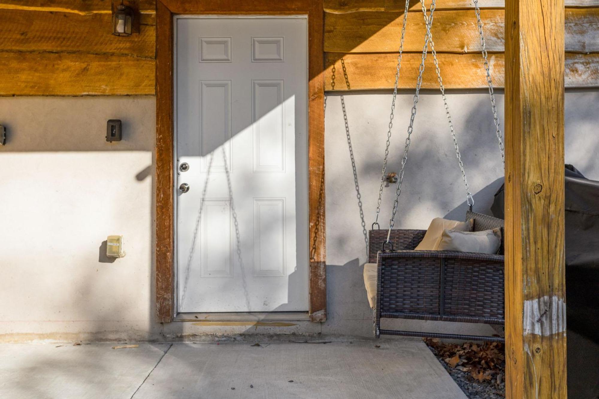 Rustic Retreat - Fire-pit Hot-tub And Holiday home *