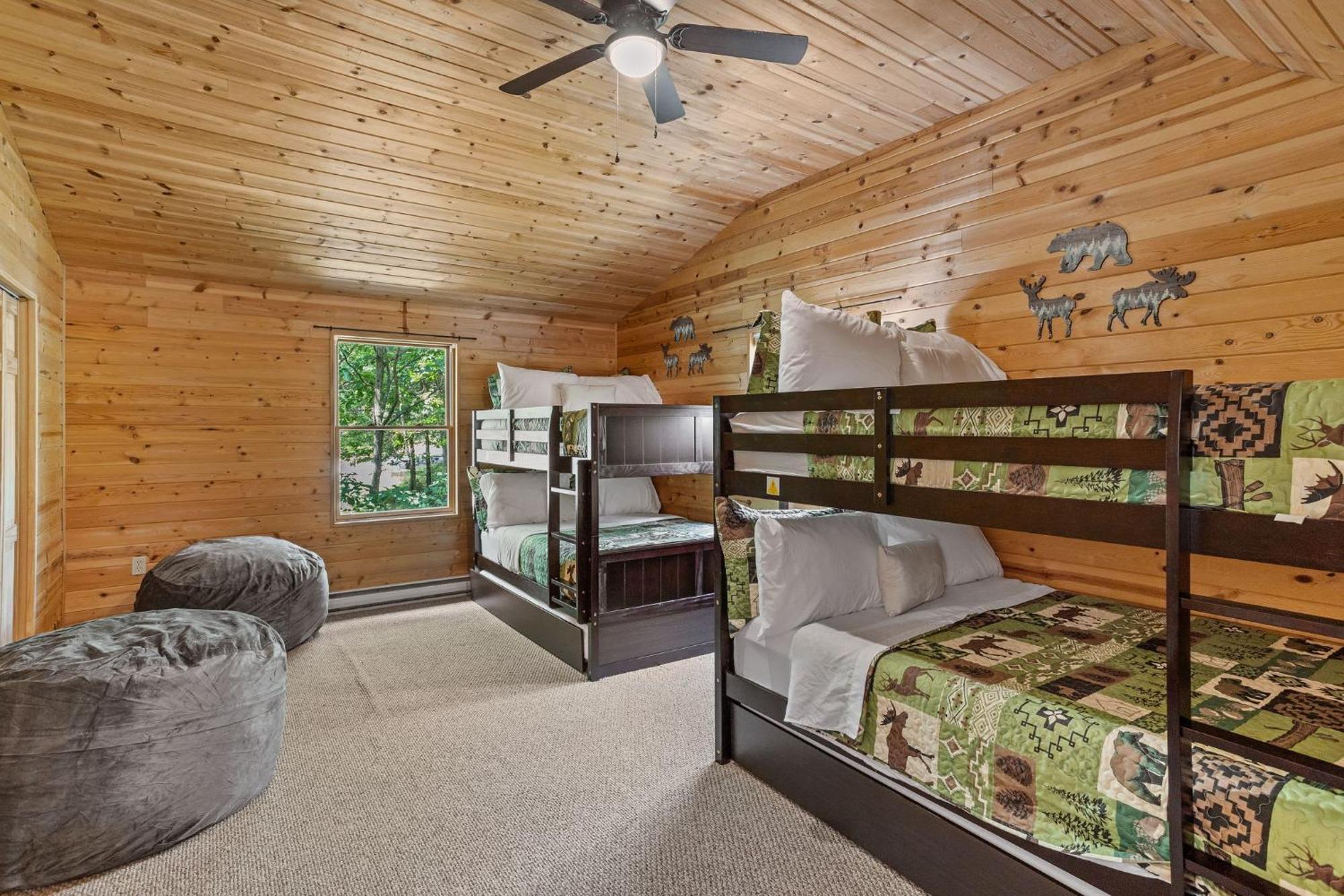 Holiday home Rustic Retreat - Fire-pit Hot-tub And