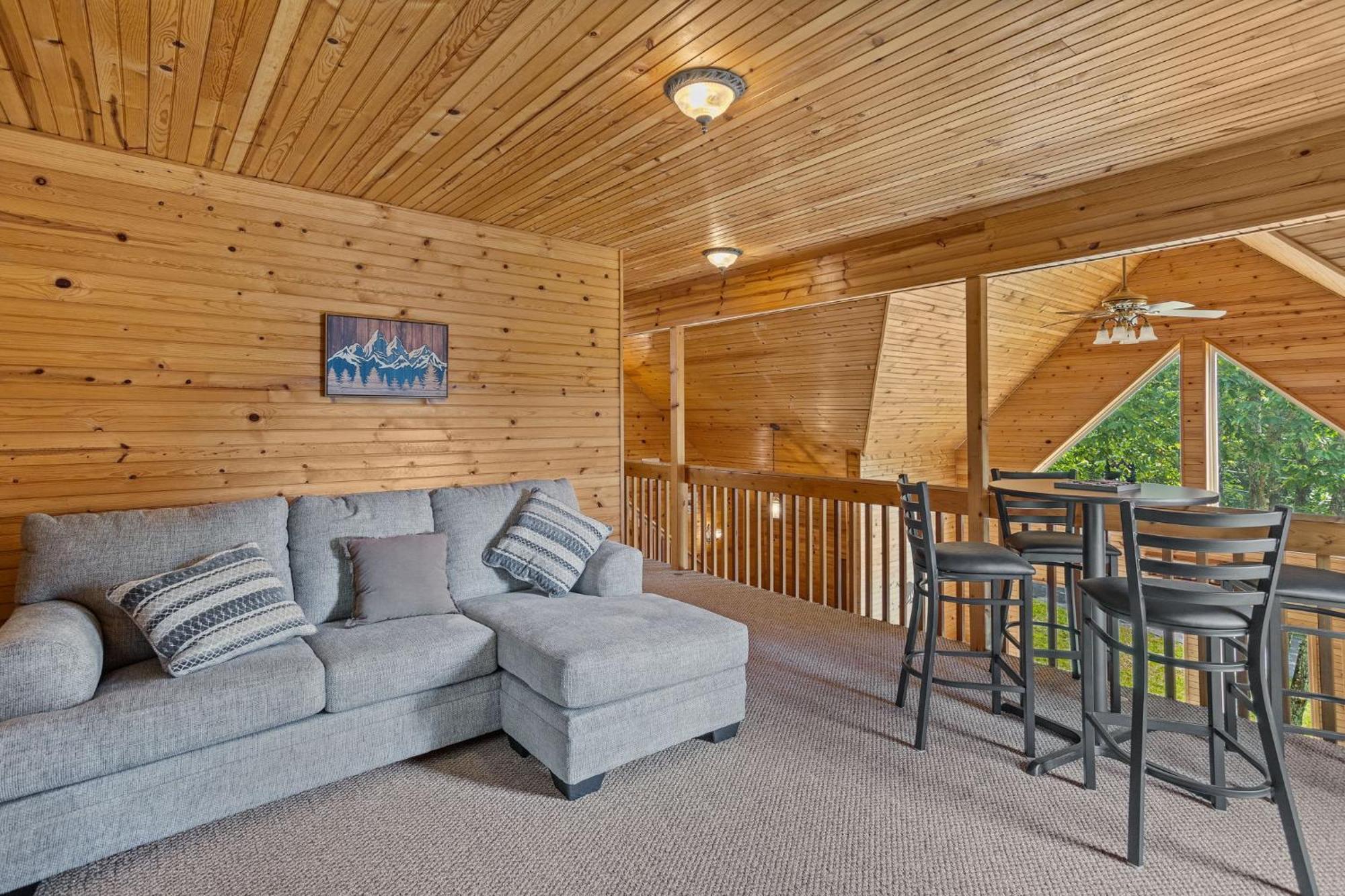 Rustic Retreat - Fire-pit Hot-tub And