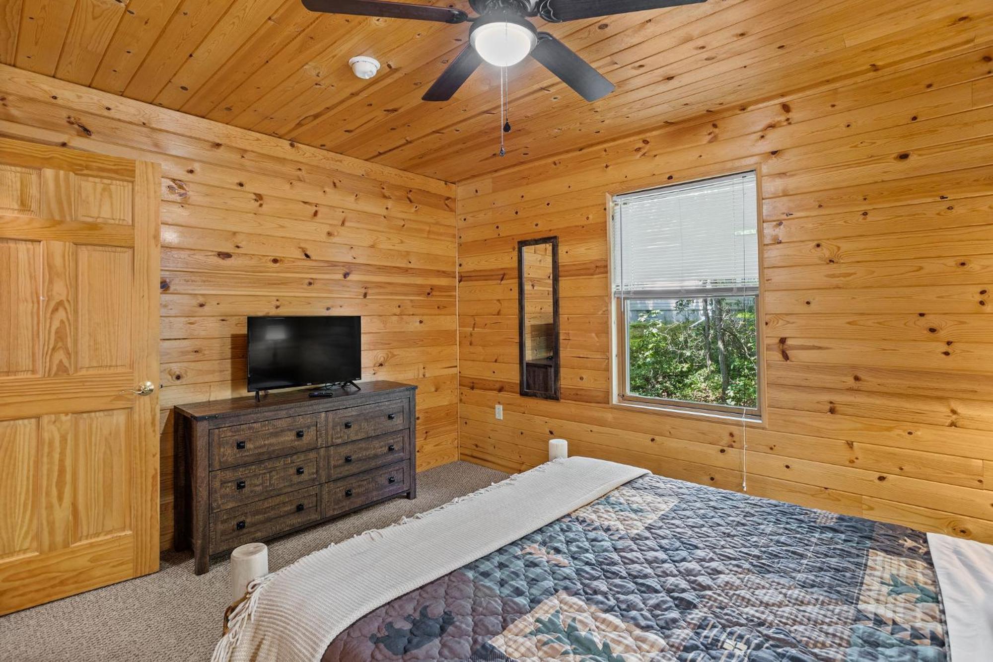 Rustic Retreat - Fire-pit Hot-tub And Holiday home
