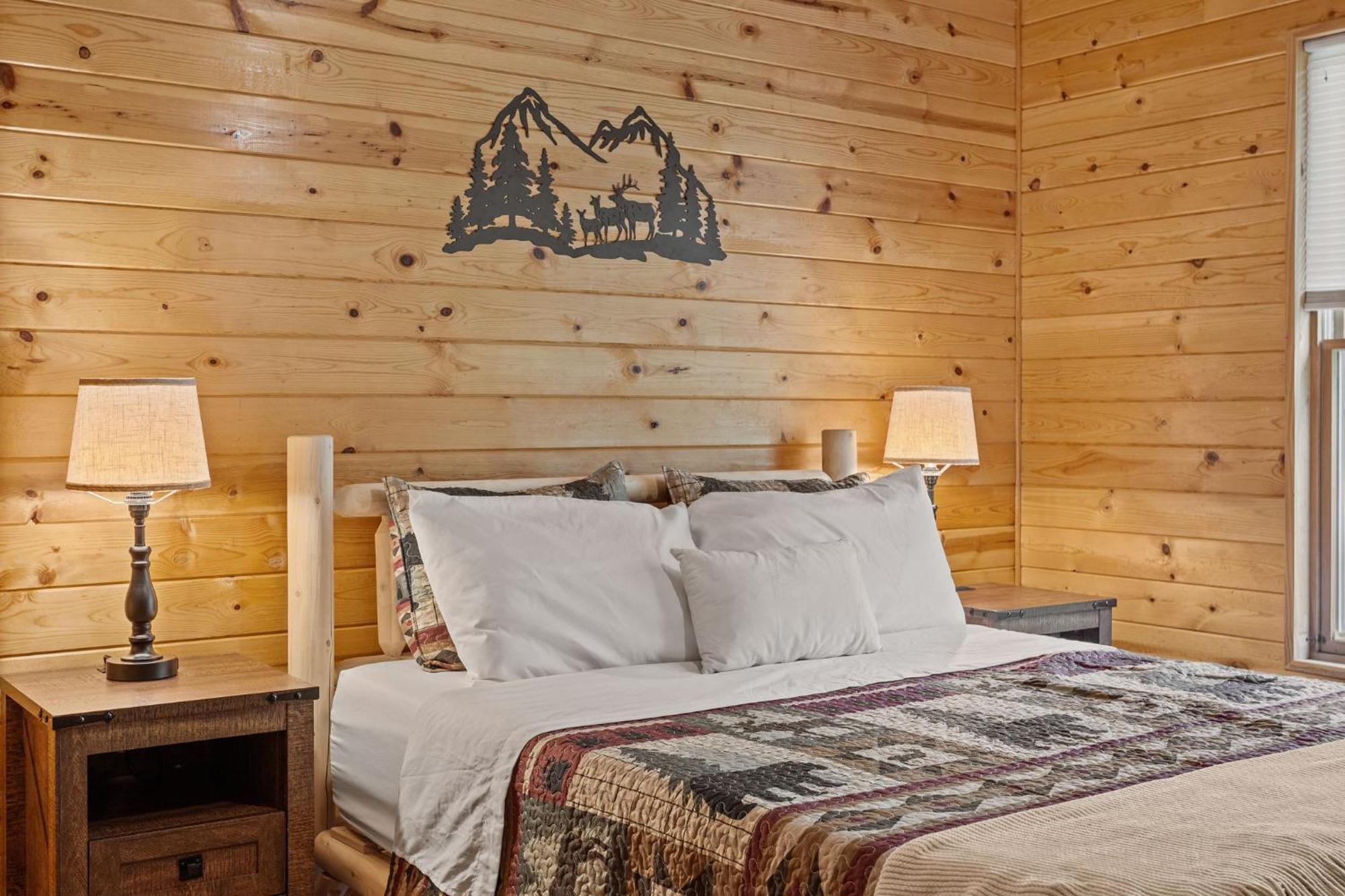 Rustic Retreat - Fire-pit Hot-tub And Holiday home *