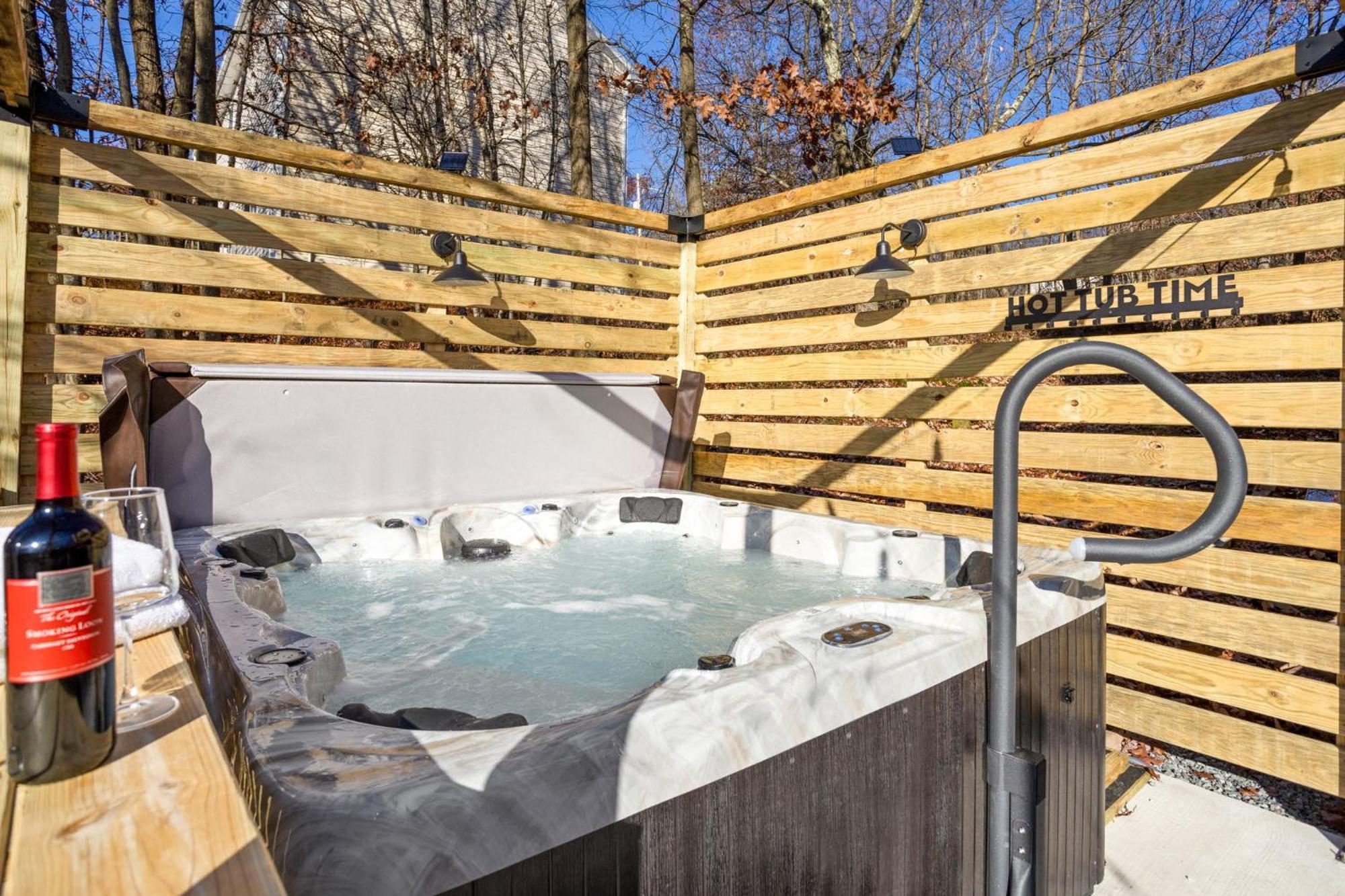 Rustic Retreat - Fire-pit Hot-tub And