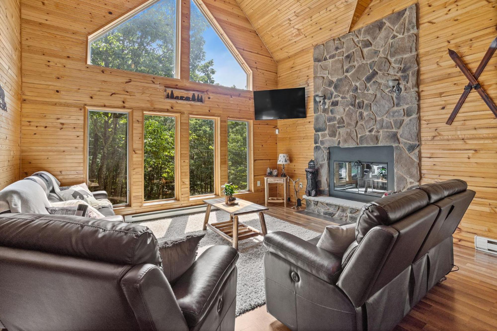 Rustic Retreat - Fire-pit Hot-tub And