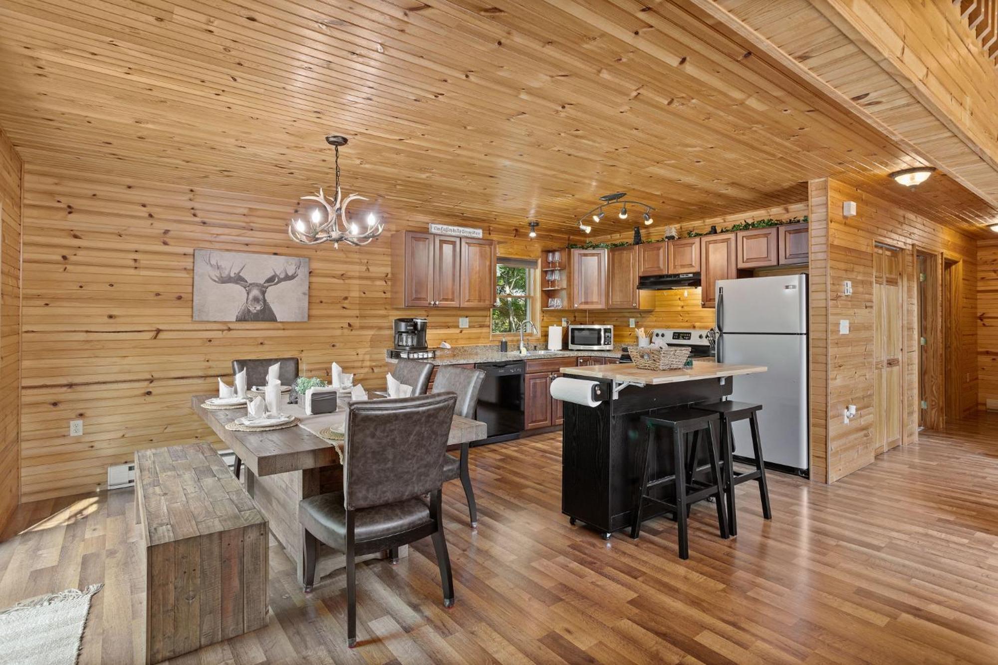 Rustic Retreat - Fire-pit Hot-tub And *